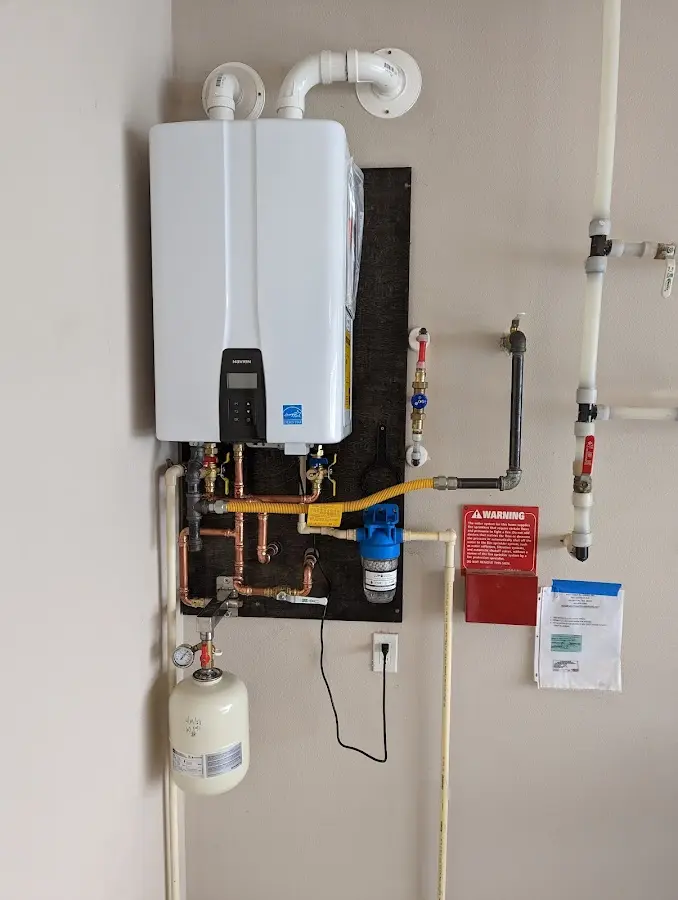 Professional plumber installing copper piping in a Lely home